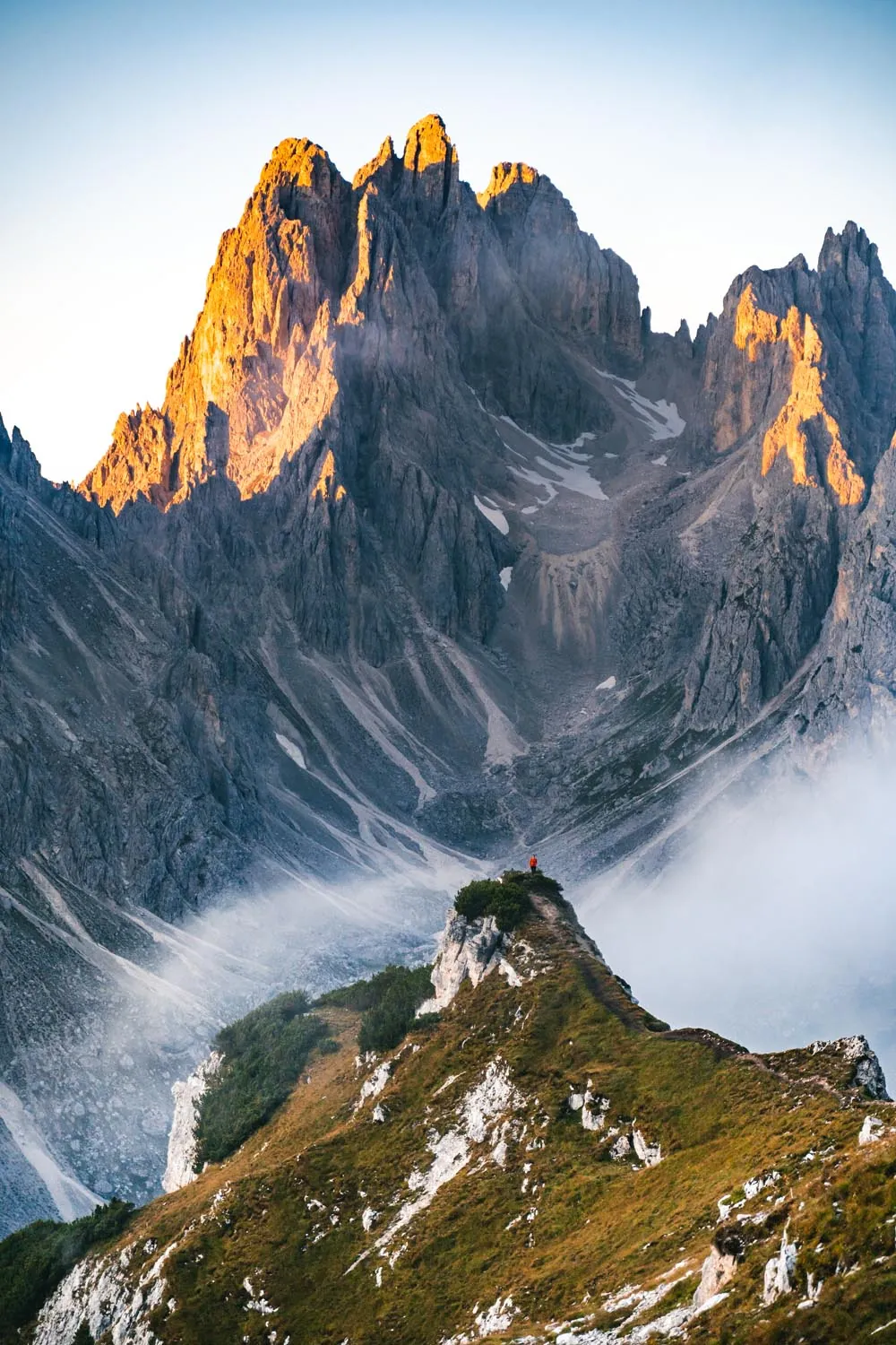 Felsgipfel im Abendlicht über den Wolken