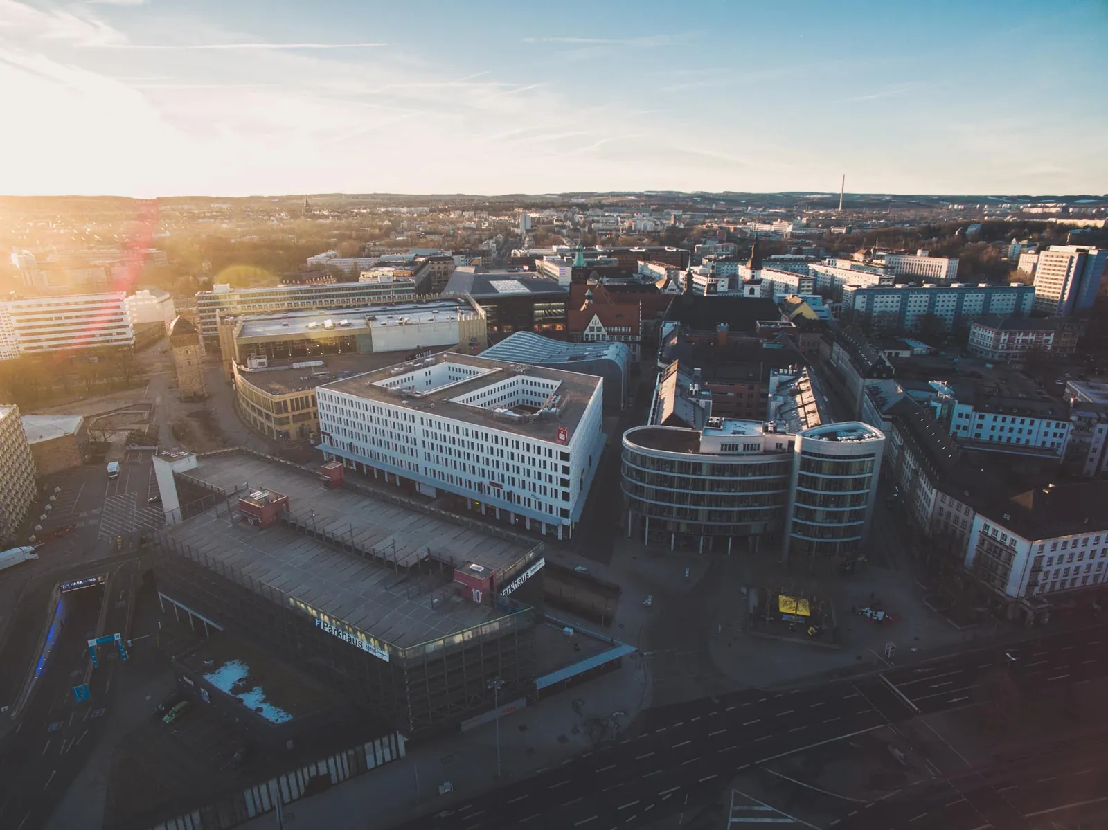 Drohnenaufnahme einer Stadt im Abendlicht