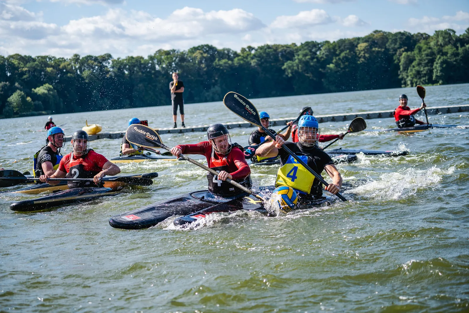Kanu-Polo-Spieler im Zweikampf auf dem Wasser