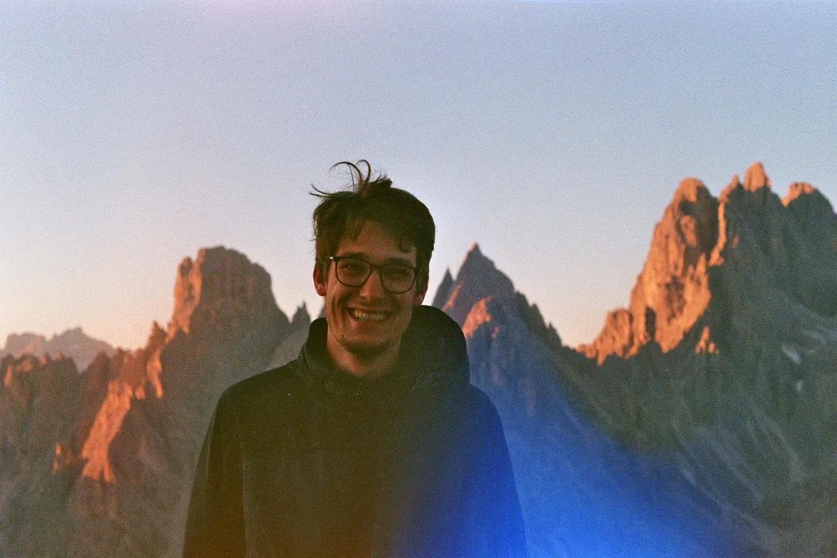 Oliver Göhler vor einer Bergkulisse im Abendlicht