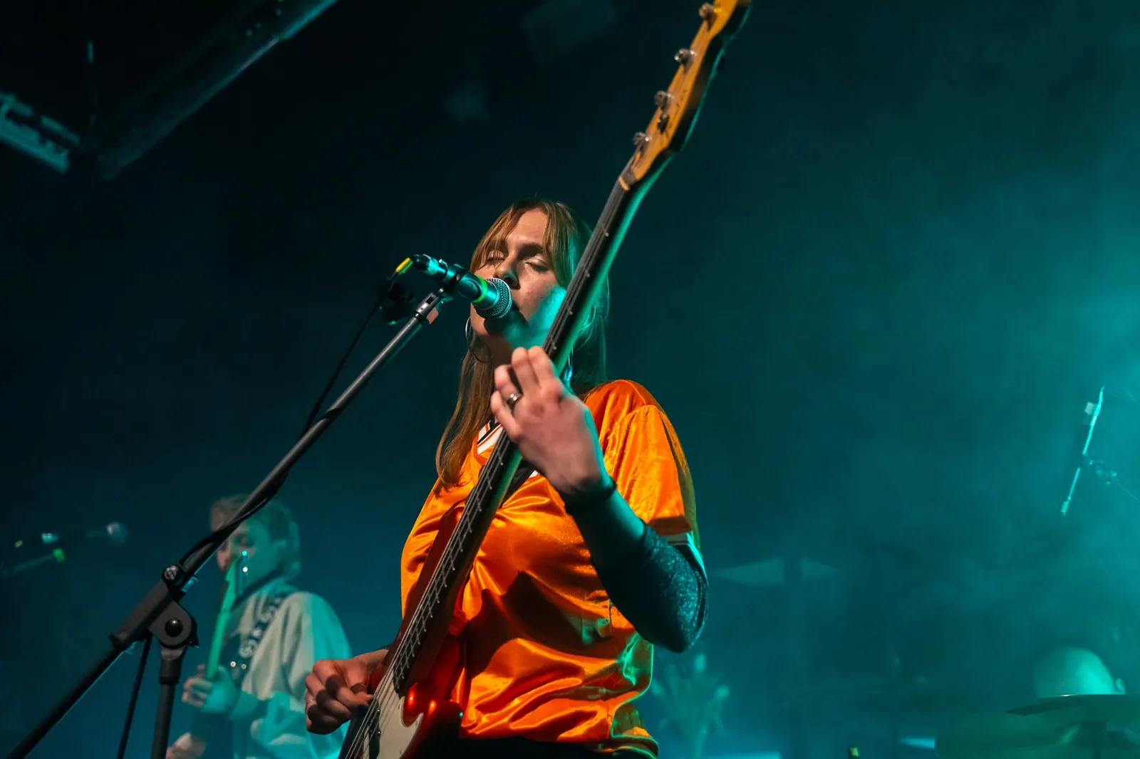 Bassist von Anton & The Dots auf der Bühne