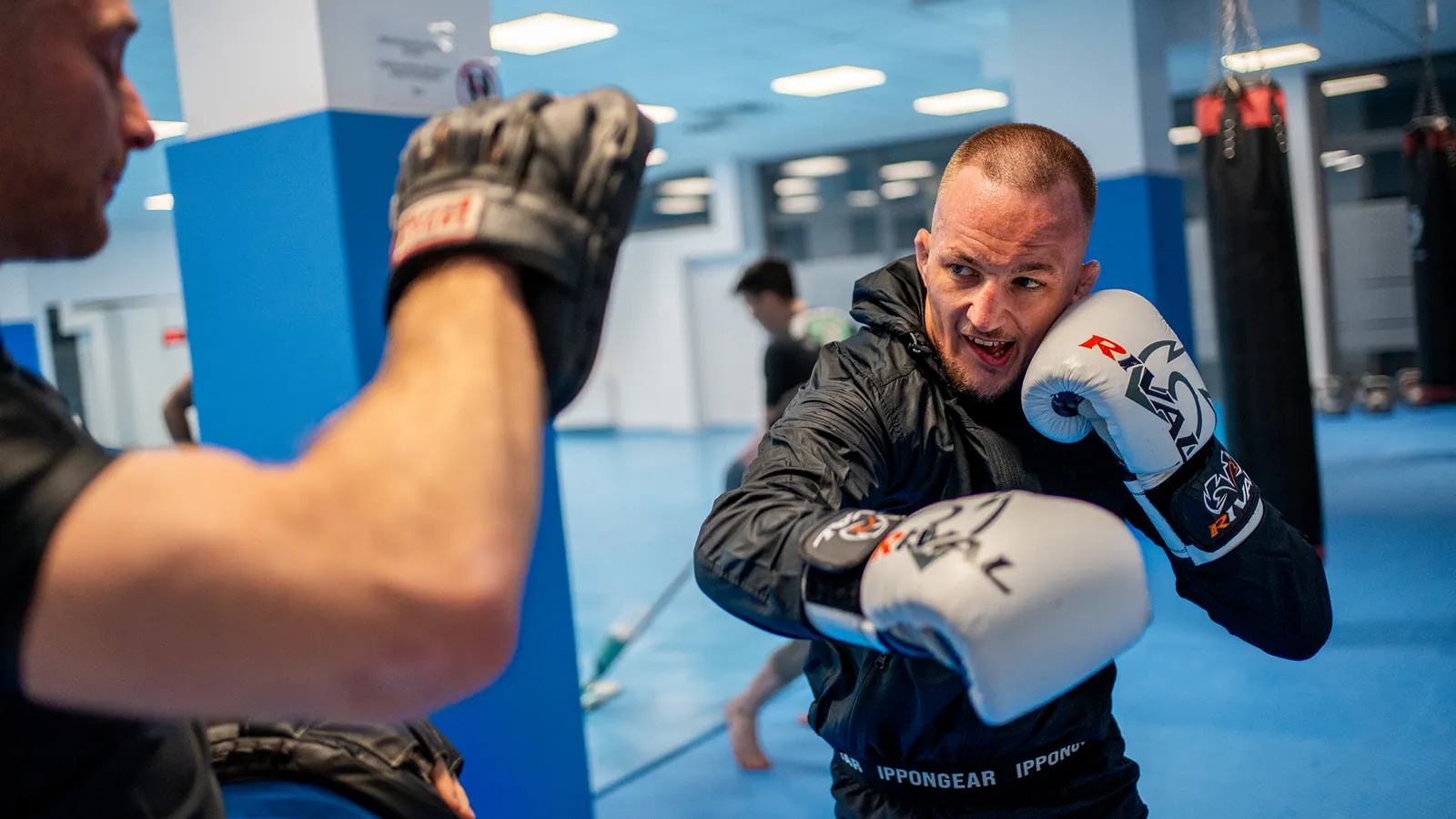 Kampfsportler mit Boxhandschuhen beim Training